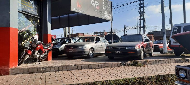 Quejas: distintos comercios impiden el libre uso de la vereda y los vecinos se arriesgan a transitar por la ruta. Lagomarsino Noticias.