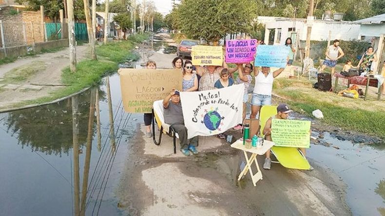 PROTESTA. Los vecinos simularon una laguna a orilla de los baches..