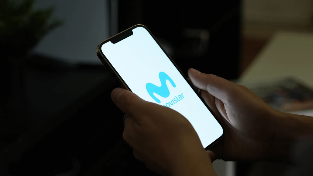 La empresa Movistar transfiere millones de líneas móviles a Metrotel bajo la marca Tuenti, en una operación regulada por las autoridades argentinas.