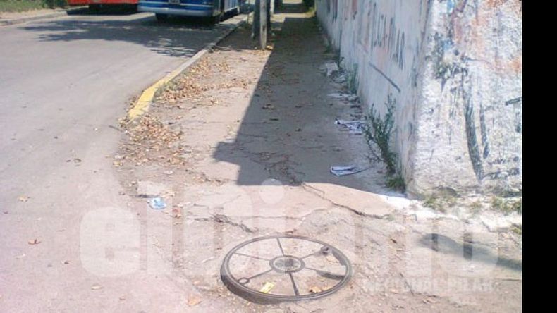 El mal estado de las veredas de la zona, otro problema para la gente..