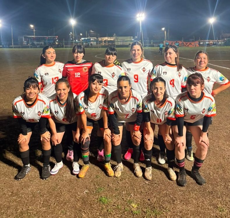 PUNTERAS. Las chicas de Manzanares lograron un triunfo clave en Zelaya.