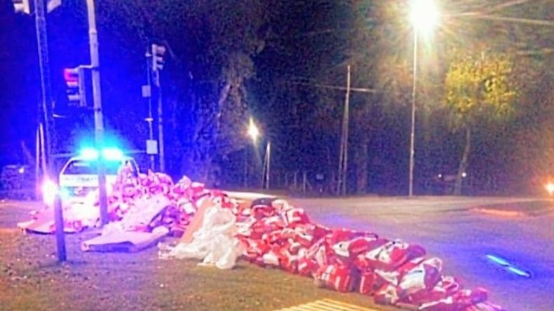 BOLSAS. El camión perdió unas 150 a raíz de la mala maniobra. .