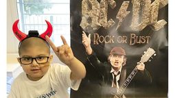 QUE SEA ROCK. Joaco, con parte de los regalos de su ídolo..