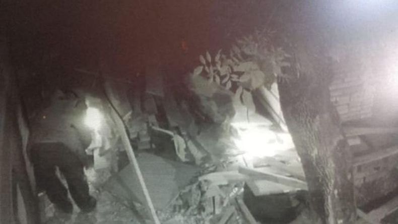 El pirómano prendió fuego las maderas de un comercio de Villa Morra, antes de encender una camioneta. .