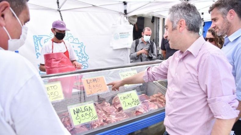 DAME DOS. Larroque señala los precios rebajados de la carne de primera..
