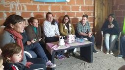 VISITA. Bortule junto a padres del club Las Vías, en Villa Rosa..