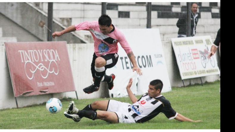 Silva salta el cruce de Sandoval. El volante apareció en el 2º tiempo..
