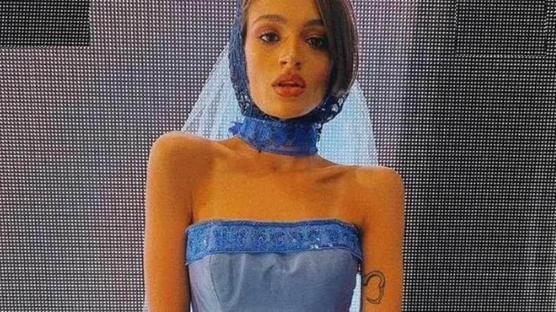 Playera. Como parte de Corte y Confección 2021, Sofía Anró modeló con este vestido diseñado por Aníbal Pachano, con la temática “boda en la playa”..