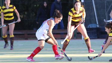 (ALEJANDRO CANO). CONTROL. Regis, de San Patricio, se lleva la bocha ante la presión de Belgrano..