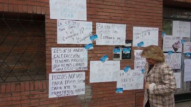 Pegatina de Suteba por el “hambre y frío” en las escuelas