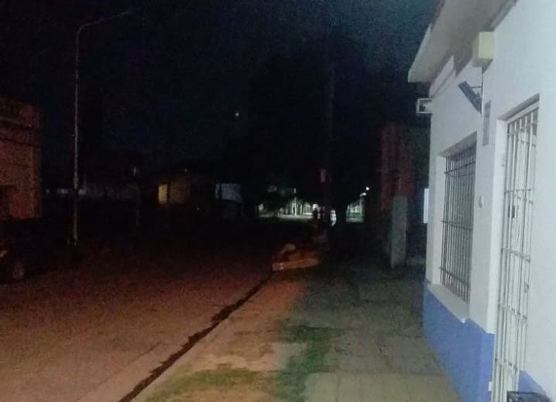Solicitamos luminarias públicas en Presidente Derqui. Después de la gran tormenta que causó mucho desastre, la calle San Martín, entre Belgrano y Mitre, a media cuadra de la plaza y escuela municipal, se encuentra en total oscuridad. Es esto una boca de lobo fomentando el delito, como sucedió esta semana dos veces con el robo a la sede PAMI. Quiero aclarar que varios vecinos hemos realizado en MI MUNI el respectivo reclamo y no hemos obtenido respuesta o solución alguna. Patricia Griselda Caraballo. &nbsp;