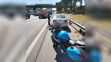 #BuenosAires | Los agentes de la ANSV que patrullan a diario la Autopista Panamericana divisaron un vehículo que circulaba por la banquina no estando en emergencia. Se lo detuvo y se labró el acta correspondiente. AU Panamericana, KM 22. #SeguridadVial #PrimeroLaGente. Seguridad Vial / @InfoSegVial..