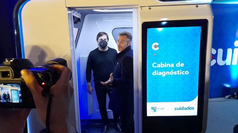 PRUEBA. Achával y Kreplak, en una de las cabinas de diagnóstico que funcionarán en los clubes muinicipales. .