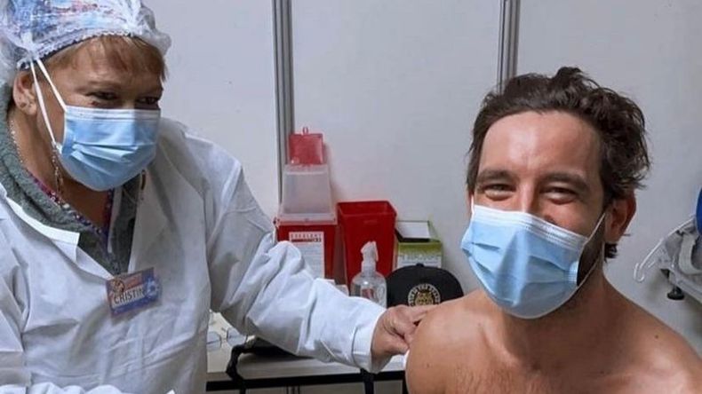 Cachete sorprendió a sus seguidores por haberse sacado la remera para ser inoculado. .