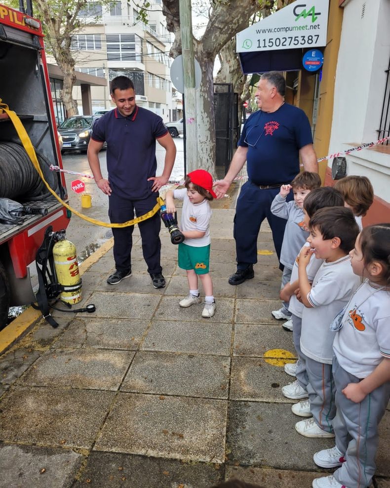Ejemplo digno de enseñar. Foto. facebook.comBomberospilarok.jpg