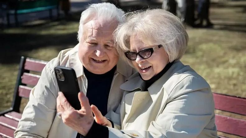 Cobran hoy los jubilados y pensionados de Anses con ingresos superiores a $70.938 y DNI terminado en 6 y 7. Enterate a qué grupo sigue afectando el trámite de Fe de Vida.