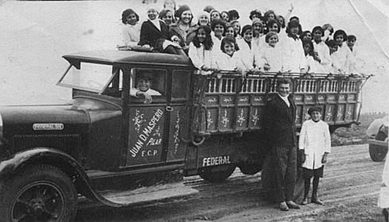 El simpático “Transporte Máspero”, en este caso llevando en excursión a chicos de la Escuela Nº 11 de Derqui.