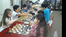 MOVIMIENTO. Más de 50 chicos compitieron en el campeonato..