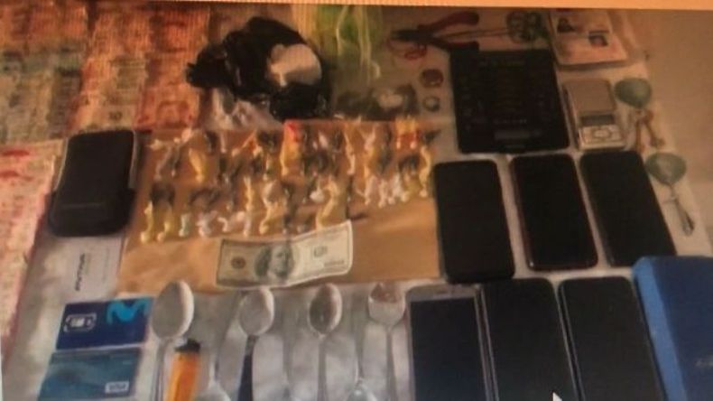 Drogas, teléfonos celulares y 300.000 pesos fueron incautados en el allanamiento a una vivienda de Fátima. .