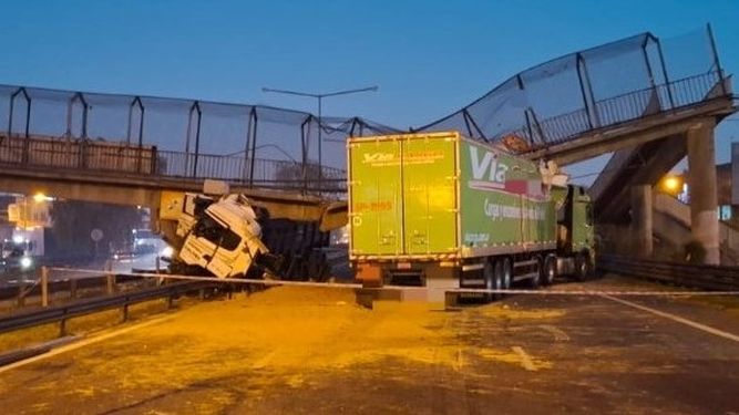 Los dos camiones quedaron atrapados bajo el puente peatonal.