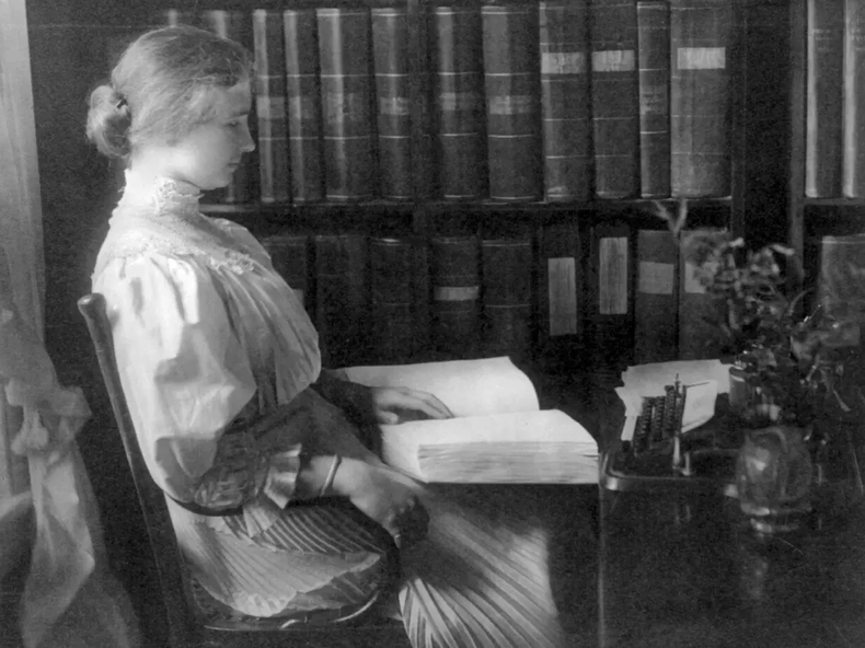 Helen Keller, leyendo un libro en braille a los diecinueve años. Foto. Cordon Press..webp
