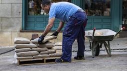 El trabajo informal alcanza a cerca de 5,8 millones de personas en los 31 aglomerados urbanos relevados. El trabajo informal alcanza a cerca de 5,8 millones de personas en los 31 aglomerados urbanos relevados.