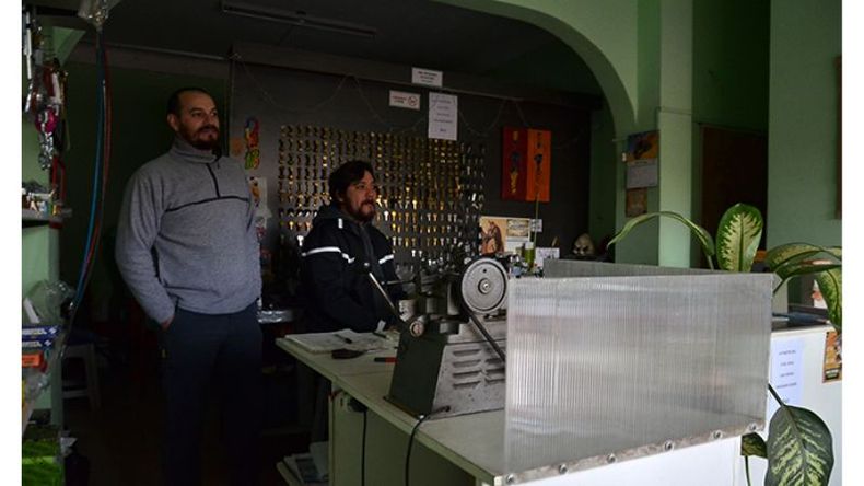 (Fredy Caballero). EN LA ESPERA. En la cerrajería La Máquina, los 5 días sin luz se hicieron eternos. .