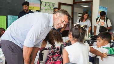 CON LOS CHICOS. Achával dialogó con los alumnos de 1º grado..