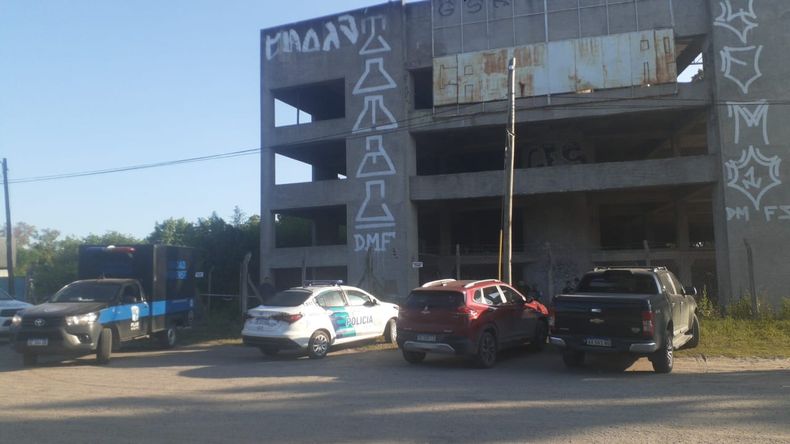 Frente del edificio donde ocurri&oacute; el accidente fatal. La polic&iacute;a trabaja en el lugar.&nbsp;