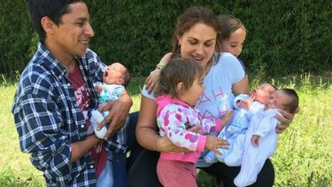 LOS ALDECO A PLENO. Nicolás y Victoria junto a Dante y Briana y los trillizos Noah, Teo y Milo..