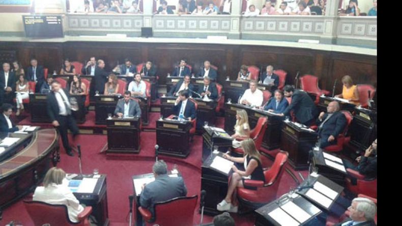 ESPERA. Anoche, en el Senado, aguardaban el inicio del debate..