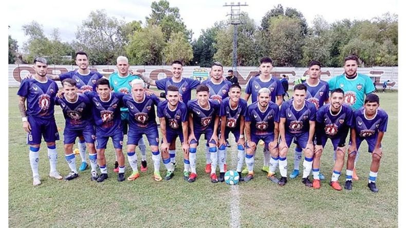 El plantel de Metalúrgico con pilcha nueva en el debut. (Foto Mario Cacerez)..