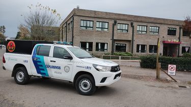 EXPLOSIVOS. Peritos revisaron el colegio St. Matthews durante una hora.