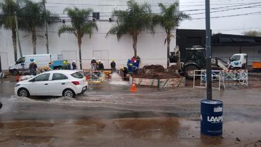 UN RÍO. Desde hace horas, brota el agua sobre Ruta 8. .