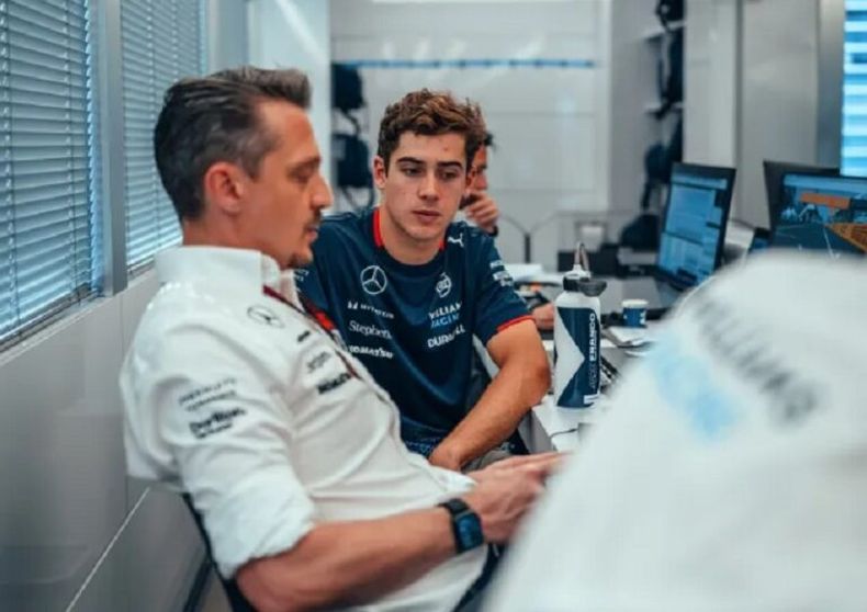 DATOS. Colapinto analiza con sus ingenieros de Williams la estrategia para la próxima carrera.