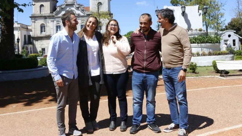 RISAS. Abrazos sí o no, y el viento que despeinaba a las candidatas, antes de la foto. .