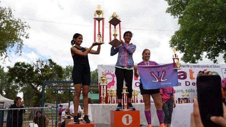 DAMAS. Muñoz en la cima del podio de los 10,5K junto a Coronel y Benetti..