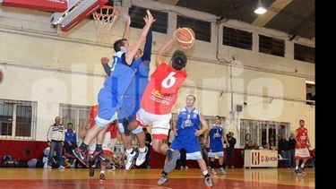 (FREDY CABALLERO). UNA POSTAL. Facundo Romani choca contra la defensa de Rodrigo Ritoli y Rubén Runke..