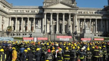 Los bomberos pilarenses se sumaron al reclamo..