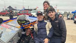TODO LISTO. El Vasco sentado en el Ford junto a su hijo Mariano, Eli Videle y su nieto Lautaro.