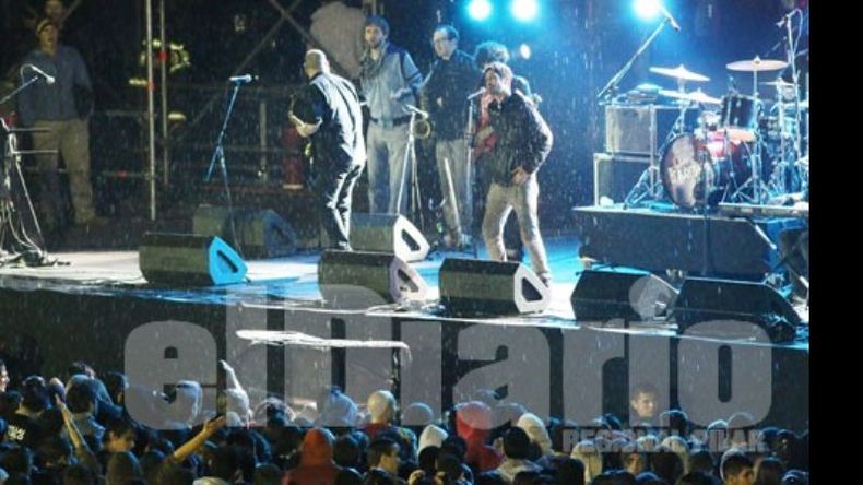 El Kuelgue compartió un abanico de sonidos compuestos por candombe, cumbia, un homenaje a Marquitos Di Palma y a las avenidas porteñas. Solo diversión y fiesta para la banda que lleva 10 años con la música..