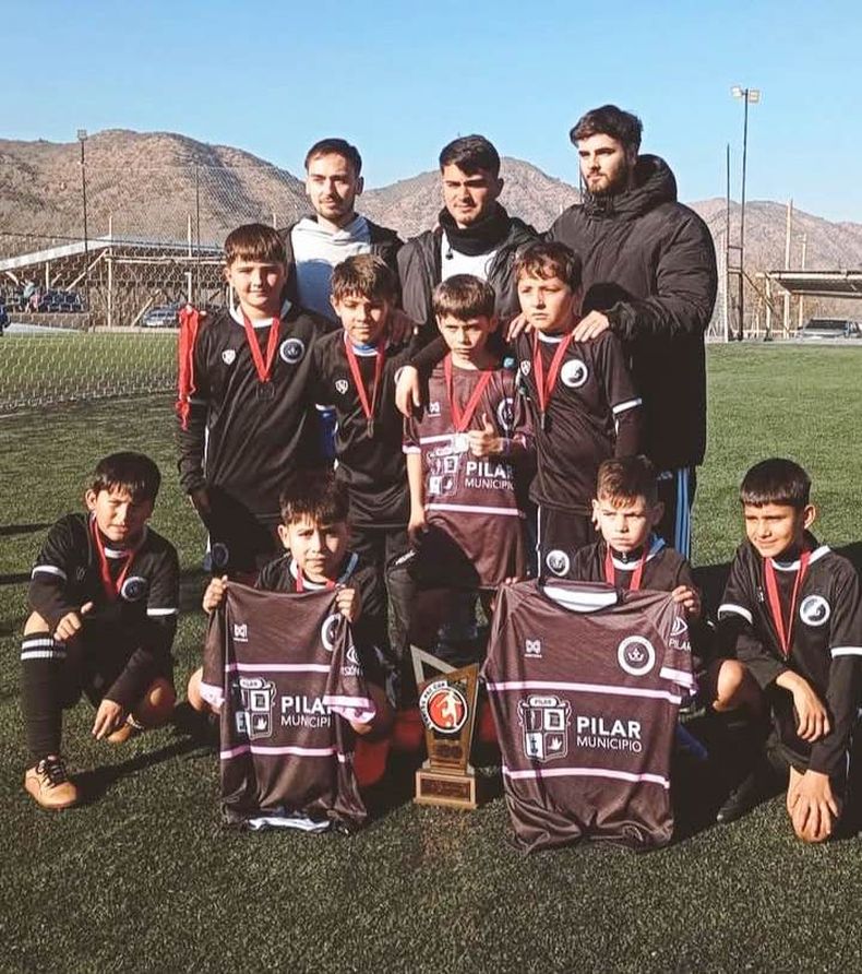 PREMIO. Los chicos de la 2014 de Real Pilar B con los trofeos de la Carlos Paz Cup.