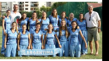 Maggie Wilkinson (4ª abajo) junto al seleccionado nacional que ganó el Sudamericano..