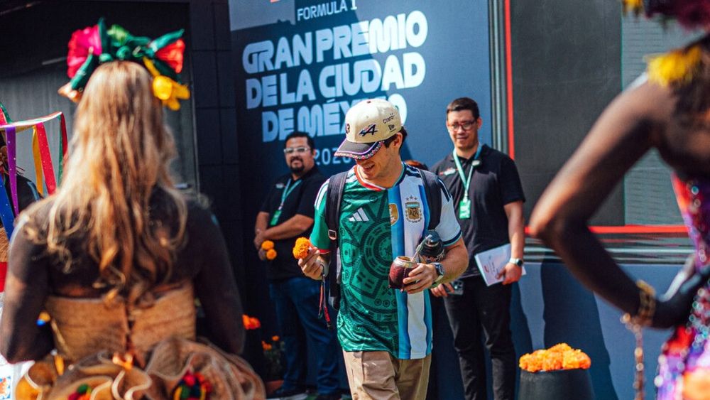 MATE Y CAMISETA. Colapinto llegando al autódromo Hermanos Hernández en la previa al GP de México.