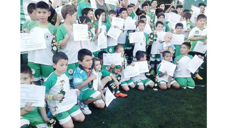 RECONOCIMIENTO. Los chicos de la Sport Pilar, con sus diplomas..