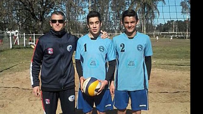El técnico Carey junto a la pareja Oviedo-Barrientos, de Beach Voley. Será una de las disciplinas que buscarán el oro..