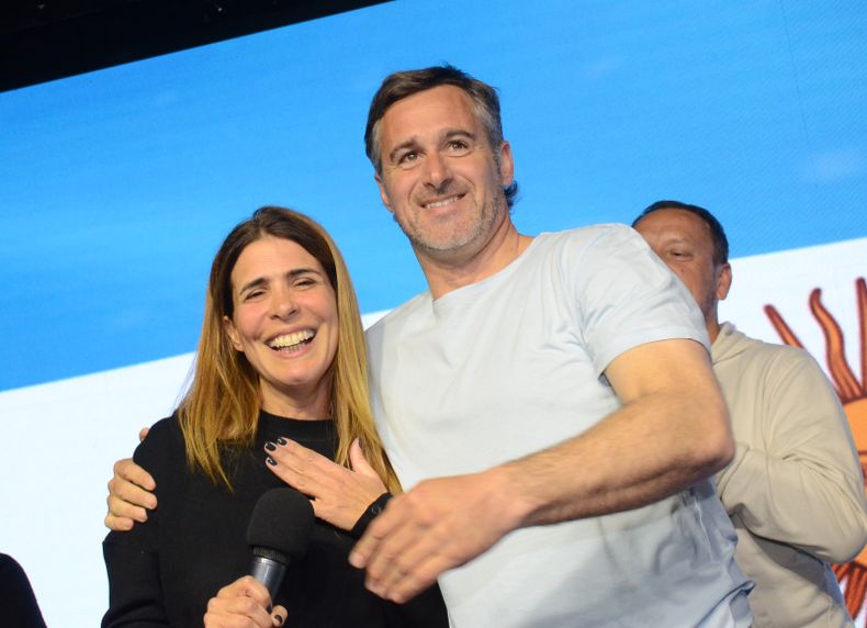 Achával y Soledad Peralta, celebrando el triunfo ante los militantes.&nbsp;