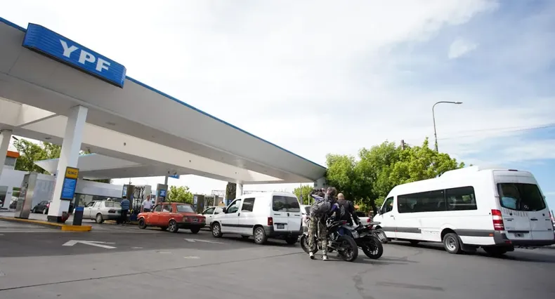 La nueva Tasa Vial grava el expendio de combustible para financiar el mantenimiento de las calles.