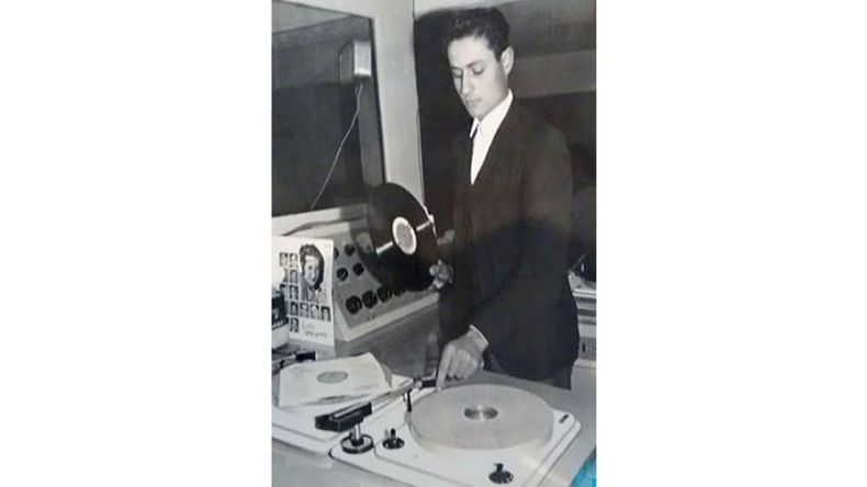 Emisora. Beto Pinheiro operando la primera emisora, en octubre de 1964. .