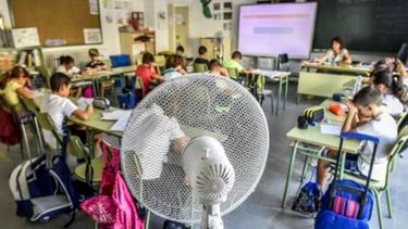 VENTILADOR. En las escuelas buscan estrategias para enfrentar el calor..